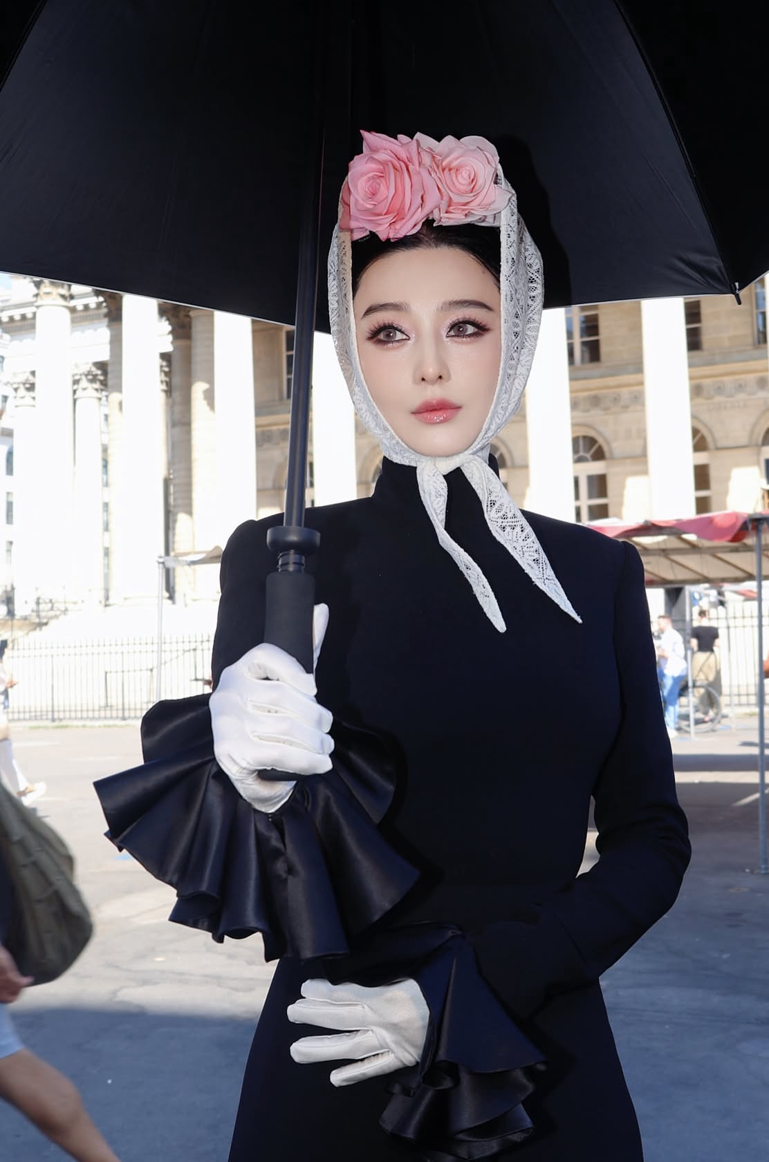 "Nữ ho&agrave;ng thảm đỏ" Phạm Băng Băng xuống phong độ: Đắt show tại Haute Couture Week 2026 nhưng hiệu ứng kh&ocirc;ng c&ograve;n như xưa- Ảnh 9.