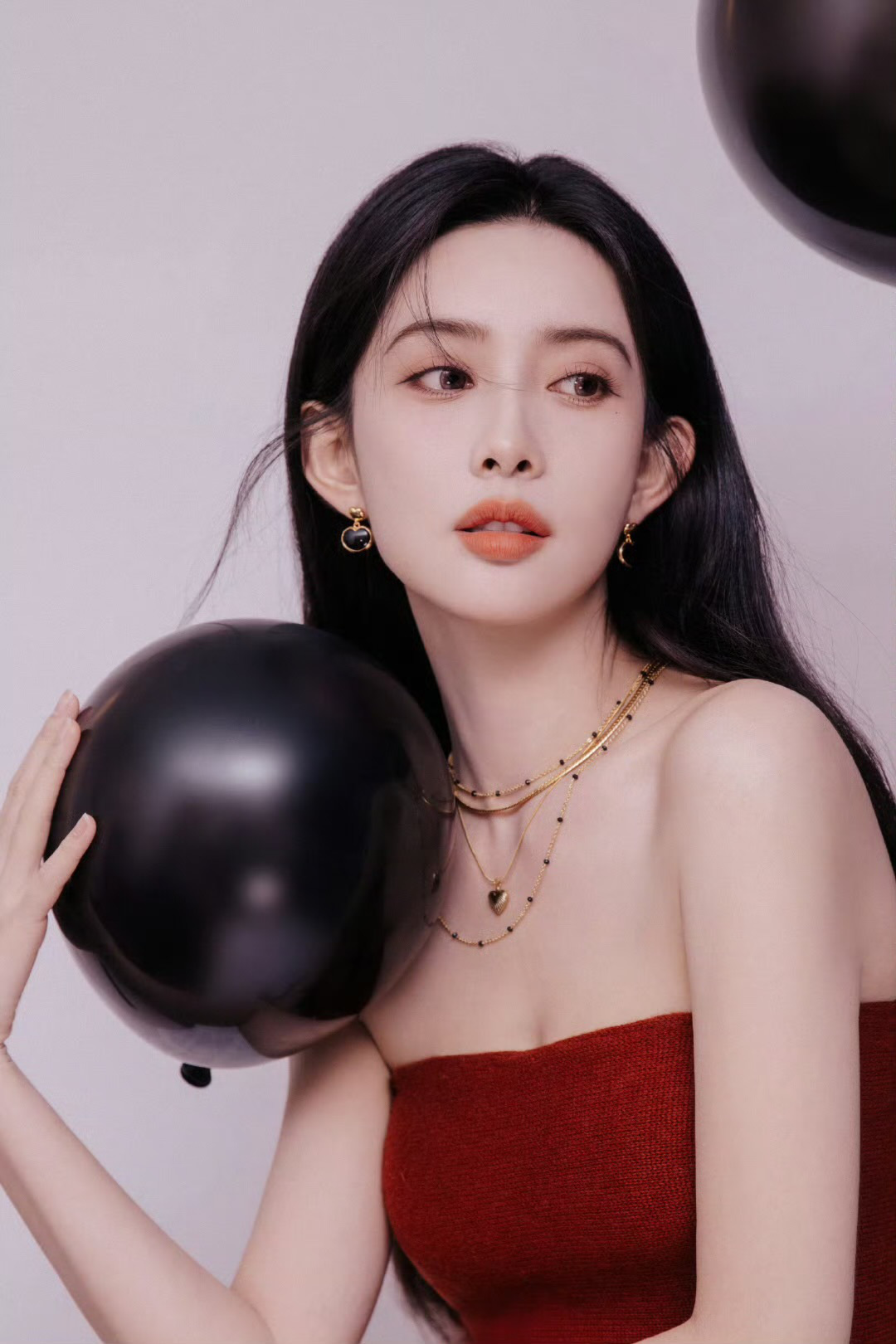 N&oacute;i về một m&agrave;u th&igrave; mỹ nh&acirc;n n&agrave;y v&ocirc; địch showbiz: Makeup &ldquo;4000 phim như 1&rdquo;, đến miếng độn vai cũng d&ugrave;ng đi d&ugrave;ng lại- Ảnh 1.