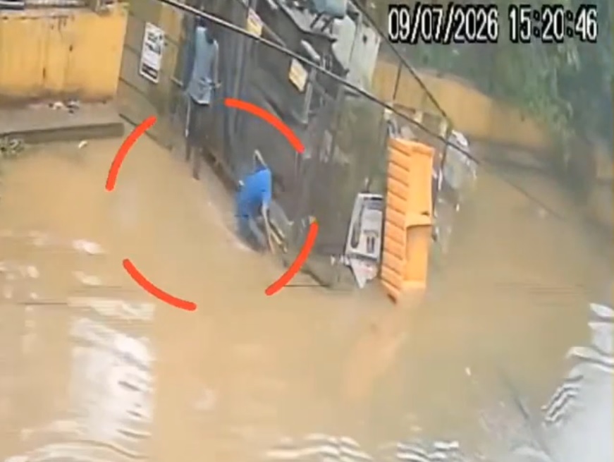 Đang đi bộ tr&ecirc;n con đường ngập nước, nam bảo vệ ng&atilde; gục rồi tử vong- Ảnh 1.