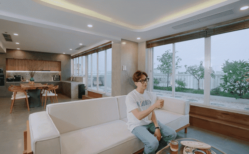 Ca sĩ từng đi m&ograve; cua, h&aacute;t l&oacute;t: Nay l&agrave; ph&oacute; chủ nhiệm, ở penthouse 20 tỷ, hẹn h&ograve; g&aacute;i xinh k&eacute;m 9 tuổi- Ảnh 5.