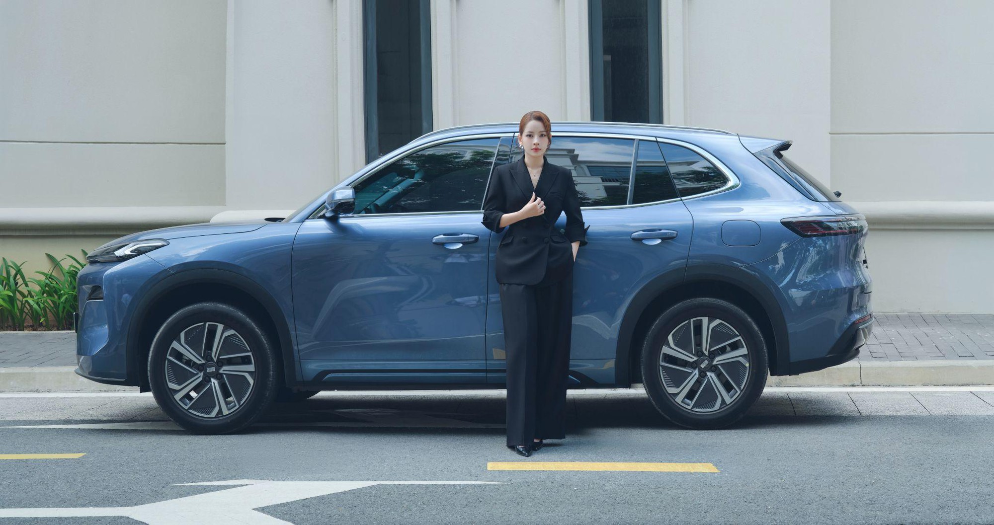 Chi Pu biến h&oacute;a như &ldquo;tắc k&egrave; hoa&rdquo;: l&uacute;c c&ocirc;ng ch&uacute;a, khi h&oacute;a nữ tổng t&agrave;i b&ecirc;n xe Geely - Ảnh 4.