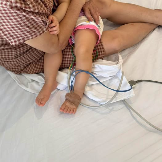 Mẹ chia sẻ b&agrave;i học xương m&aacute;u khi con bị sốc phản vệ khi truyền dịch: "Kh&ocirc;ng ngờ mạng sống của con c&oacute; l&uacute;c chỉ c&ograve;n t&iacute;nh bằng ph&uacute;t"- Ảnh 1.