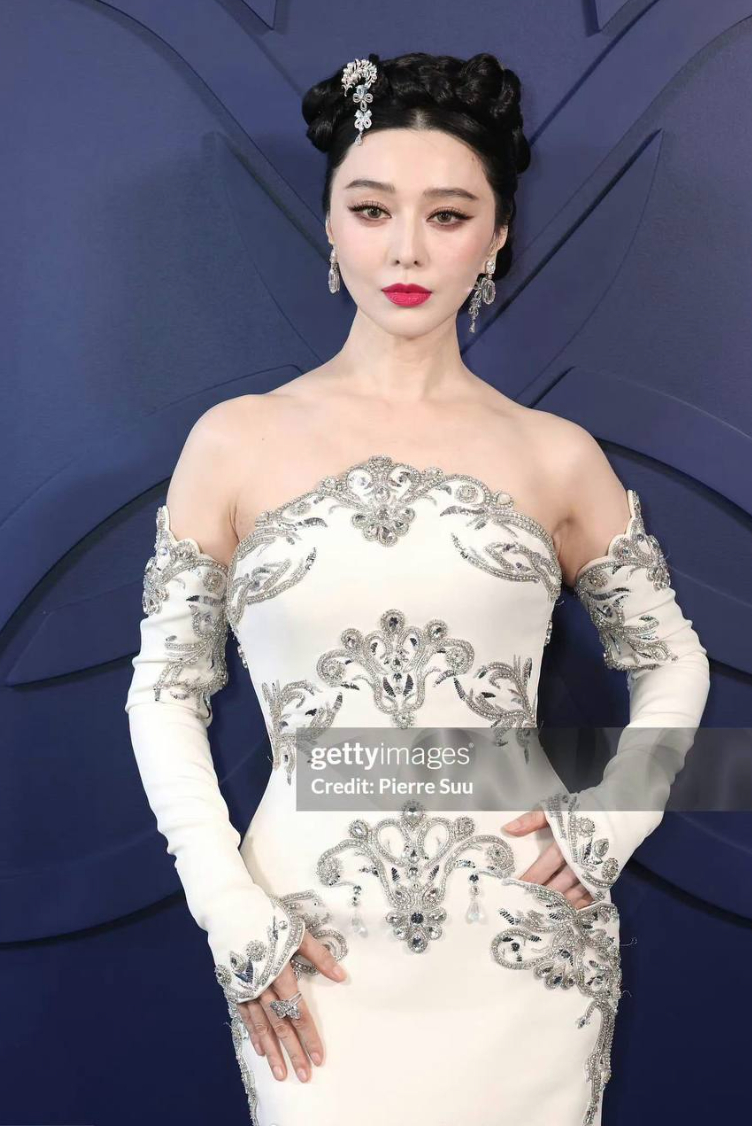 "Nữ ho&agrave;ng thảm đỏ" Phạm Băng Băng xuống phong độ: Đắt show tại Haute Couture Week 2026 nhưng hiệu ứng kh&ocirc;ng c&ograve;n như xưa- Ảnh 3.