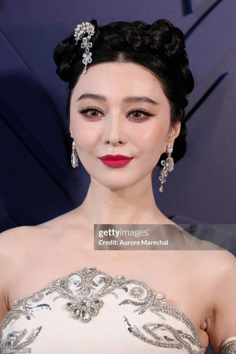 "Nữ ho&agrave;ng thảm đỏ" Phạm Băng Băng xuống phong độ: Đắt show tại Haute Couture Week 2026 nhưng hiệu ứng kh&ocirc;ng c&ograve;n như xưa- Ảnh 4.