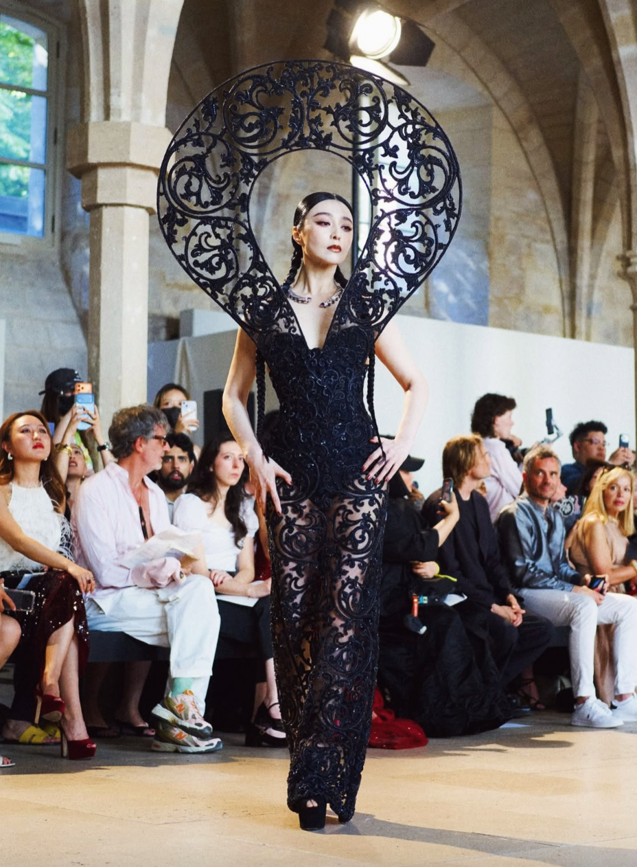 "Nữ ho&agrave;ng thảm đỏ" Phạm Băng Băng xuống phong độ: Đắt show tại Haute Couture Week 2026 nhưng hiệu ứng kh&ocirc;ng c&ograve;n như xưa- Ảnh 10.