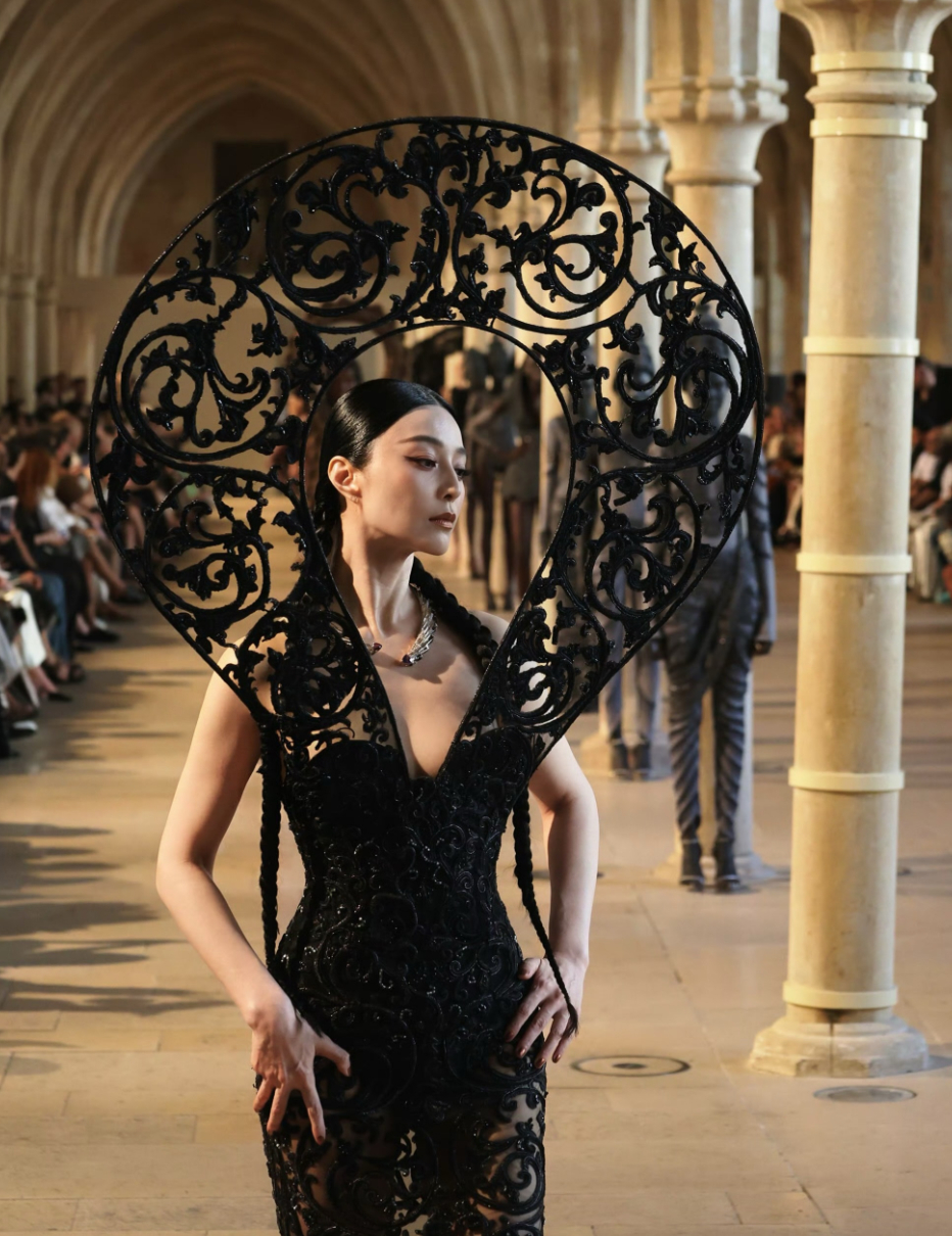 "Nữ ho&agrave;ng thảm đỏ" Phạm Băng Băng xuống phong độ: Đắt show tại Haute Couture Week 2026 nhưng hiệu ứng kh&ocirc;ng c&ograve;n như xưa- Ảnh 11.