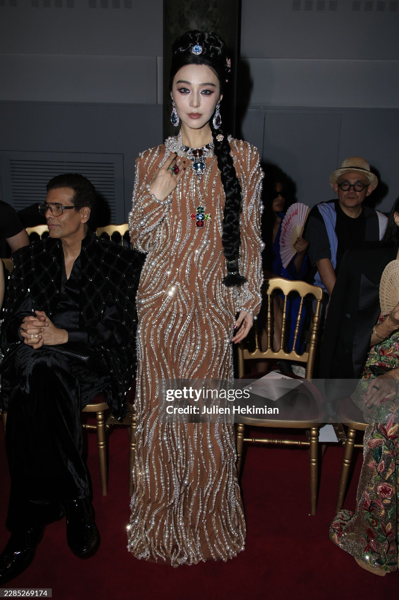 "Nữ ho&agrave;ng thảm đỏ" Phạm Băng Băng xuống phong độ: Đắt show tại Haute Couture Week 2026 nhưng hiệu ứng kh&ocirc;ng c&ograve;n như xưa- Ảnh 5.