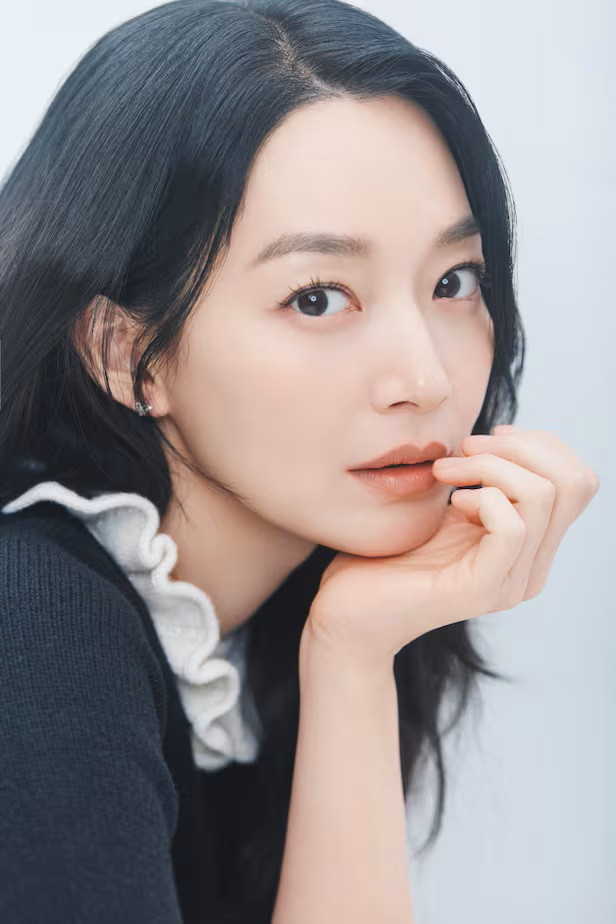 Vẻ ngo&agrave;i của Shin Min Ah sau nửa năm cưới Kim Woo Bin- Ảnh 4.