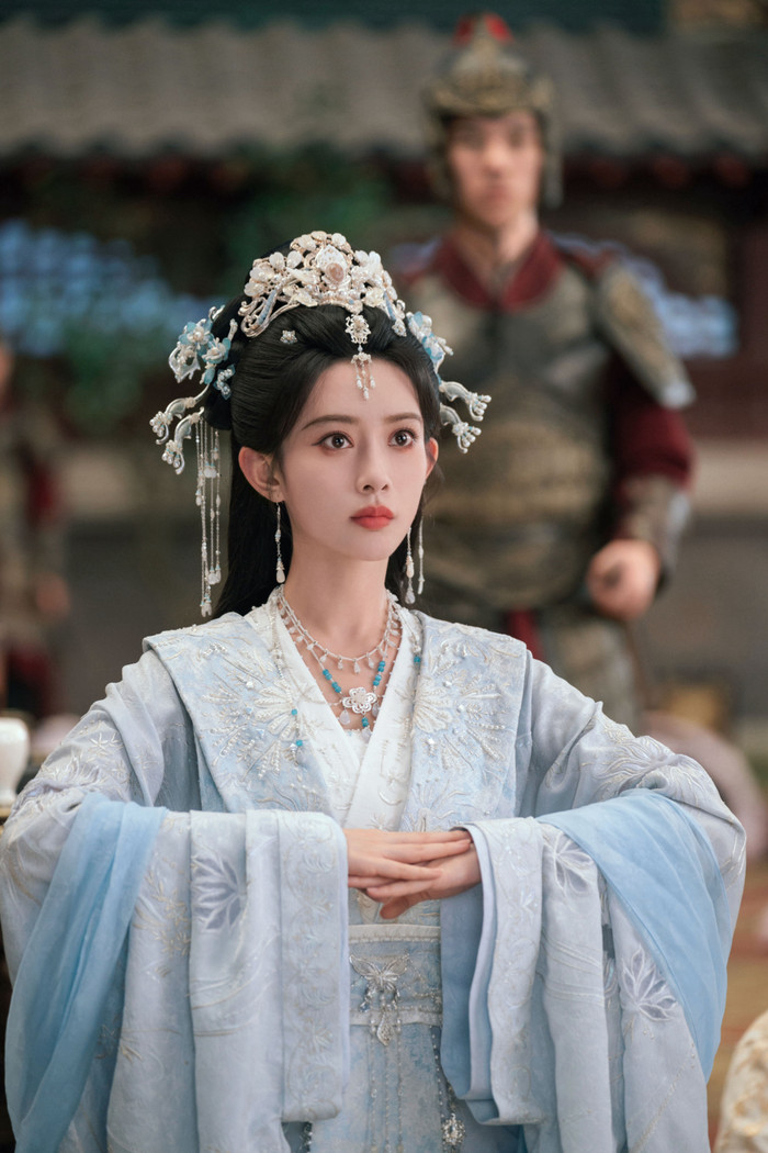 N&oacute;i về một m&agrave;u th&igrave; mỹ nh&acirc;n n&agrave;y v&ocirc; địch showbiz: Makeup &ldquo;4000 phim như 1&rdquo;, đến miếng độn vai cũng d&ugrave;ng đi d&ugrave;ng lại- Ảnh 4.