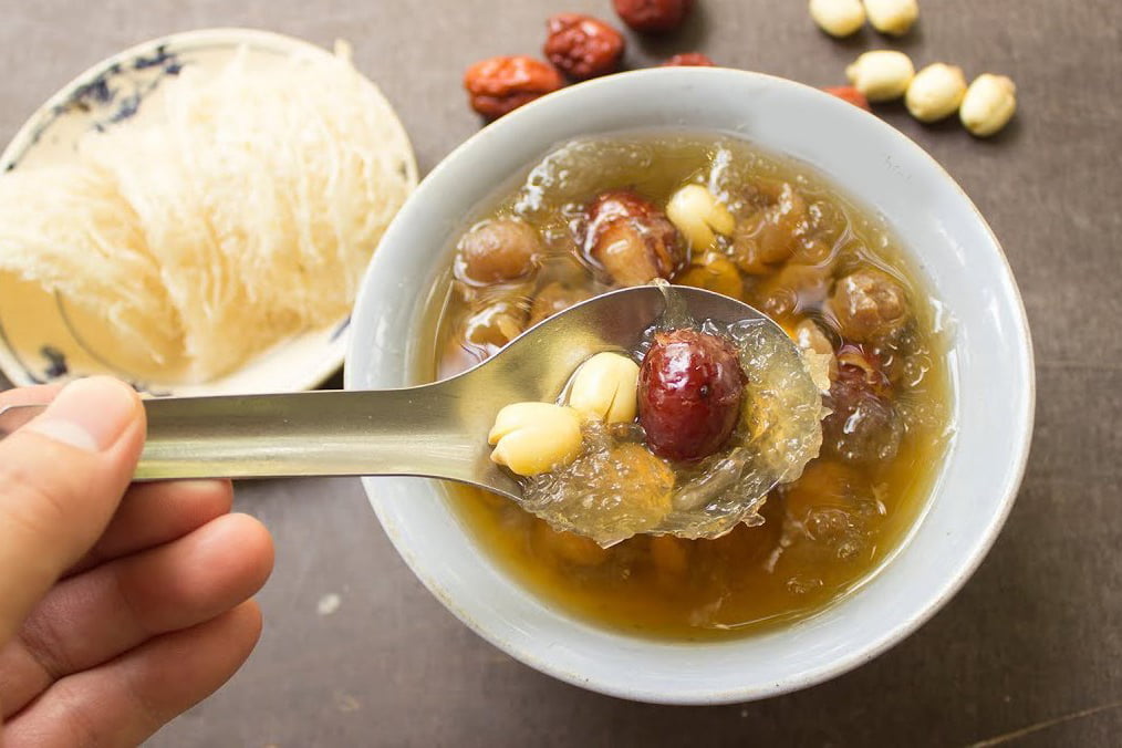 Ra mồ h&ocirc;i li&ecirc;n tục ng&agrave;y nắng n&oacute;ng c&oacute; thể khiến cơ thể kiệt sức: B&aacute;c sĩ khuy&ecirc;n bổ sung ngay 5 thực phẩm m&agrave;u đỏ - Ảnh 1.