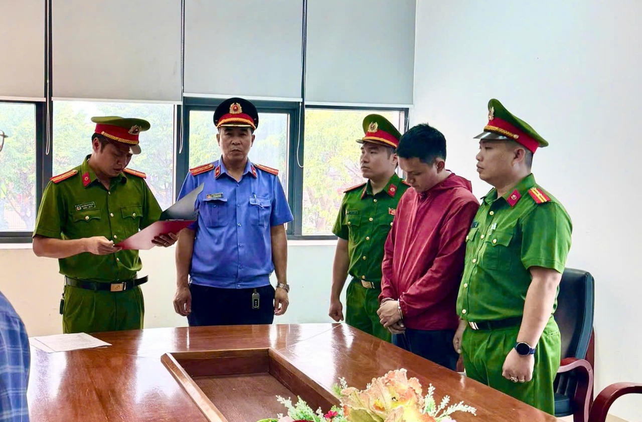 Bắt tạm giam cựu nhân viên ngân hàng Lê Văn Thành SN 1994- Ảnh 1.