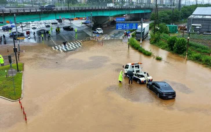 Mưa lớn g&acirc;y lũ lụt v&agrave; thiệt hại tr&ecirc;n diện rộng tại H&agrave;n Quốc- Ảnh 1.