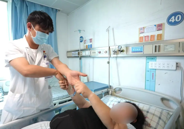 Người phụ nữ 30 tuổi bỗng bị đột quỵ giữa đ&ecirc;m d&ugrave; chỉ số sức khỏe cực đẹp, tất cả l&agrave; v&igrave; 1 th&oacute;i quen uống nước k&eacute;o d&agrave;i suốt nhiều năm- Ảnh 1.