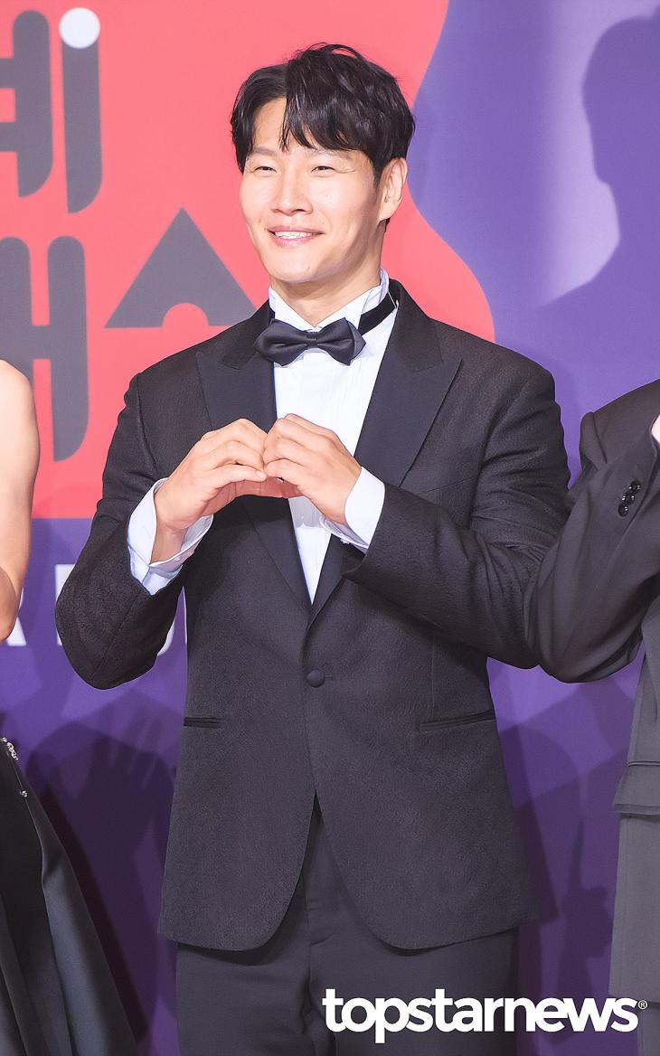 B&oacute;c trần h&ocirc;n nh&acirc;n của Kim Jong Kook v&agrave; vợ CEO k&eacute;m 11 tuổi, chuyện diễn ra trong đ&ecirc;m t&acirc;n h&ocirc;n khiến ai cũng &ocirc;m đầu bất lực- Ảnh 2.