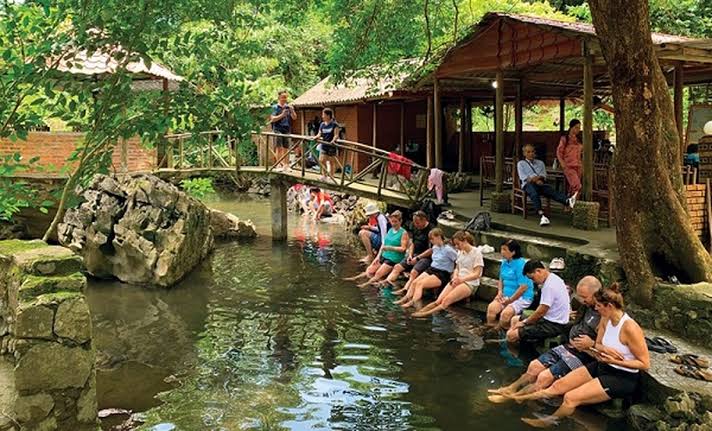 Kh&aacute;ch T&acirc;y tận hưởng dịch vụ m&aacute;t xa "độc - lạ" ở C&aacute;t B&agrave;: Nhiều người kh&ocirc;ng d&aacute;m l&agrave;m - Ảnh 2.
