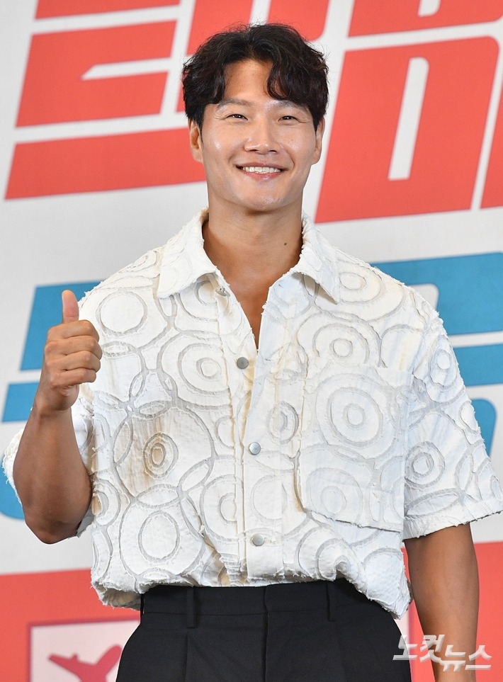 B&oacute;c trần h&ocirc;n nh&acirc;n của Kim Jong Kook v&agrave; vợ CEO k&eacute;m 11 tuổi, chuyện diễn ra trong đ&ecirc;m t&acirc;n h&ocirc;n khiến ai cũng &ocirc;m đầu bất lực- Ảnh 3.
