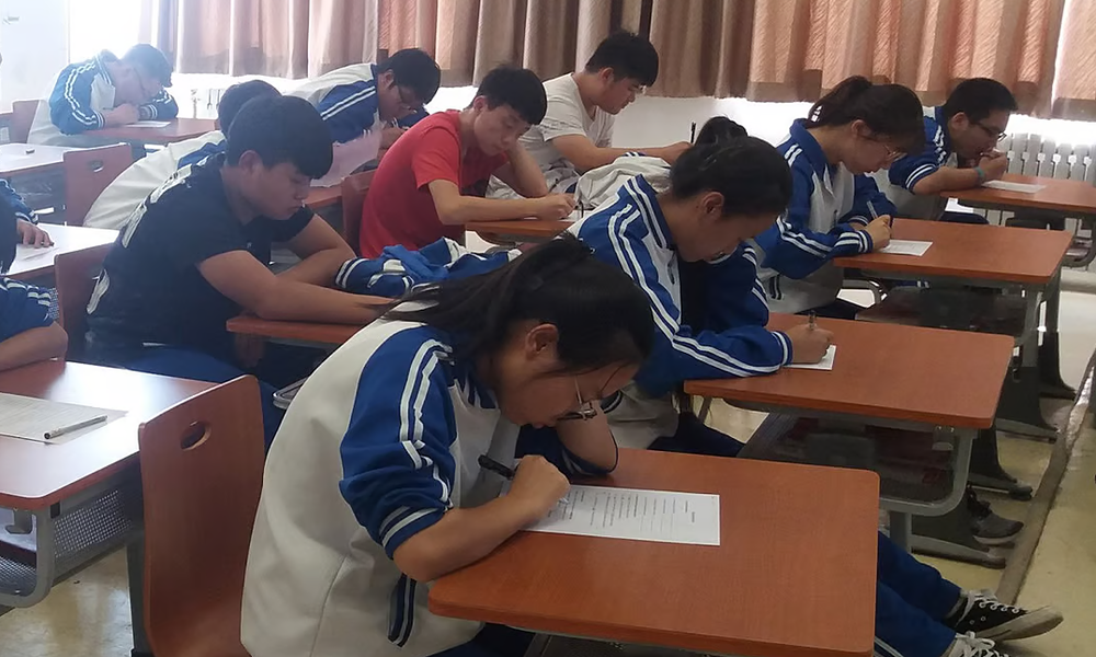 Một trường học điều tra chi tiết về t&agrave;i sản gia đ&igrave;nh của học sinh, đến bố mẹ đi xe g&igrave; cũng phải b&aacute;o c&aacute;o- Ảnh 1.