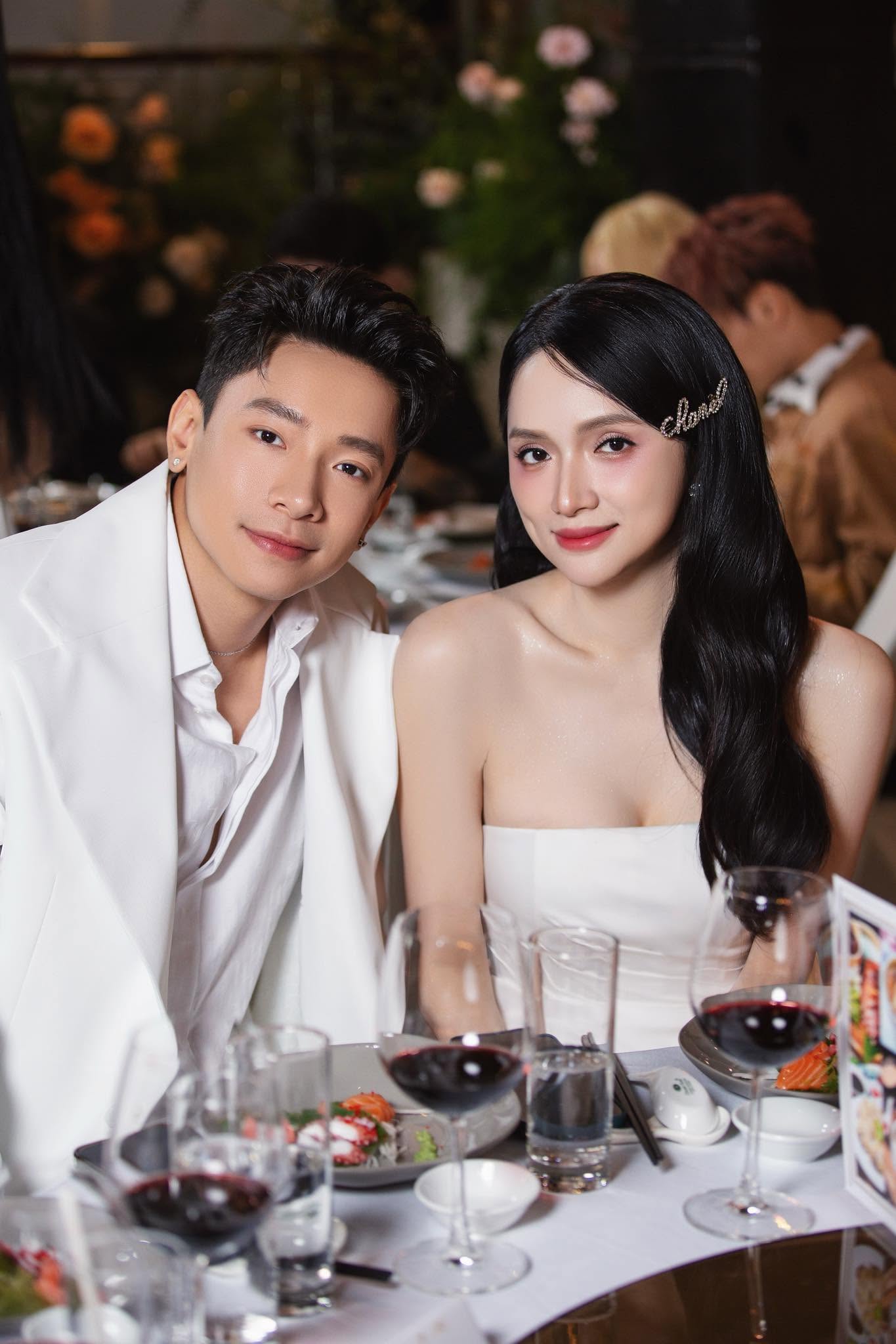Lộ clip Phương Anh Đ&agrave;o tận tay đ&uacute;t đồ ăn, th&acirc;n thiết với bạn trai Hương Giang- Ảnh 4.