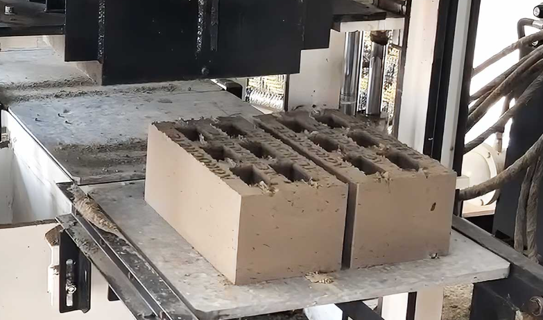Phát minh một loại gạch mới làm rung chuyển ngành xây dựng: Biến rơm rạ thành gạch carbon âm, cách nhiệt tốt hơn gạch đất sét - Ảnh 1.