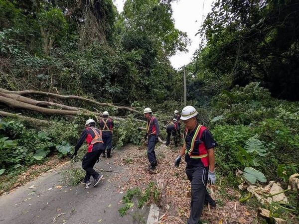 Thợ săn bão ghi lại cảnh tượng giữa tâm siêu bão Ba Vì: Gió giật kinh hoàng phá hủy nhà cửa, Nhật Bản đưa ra loạt cảnh báo- Ảnh 1.