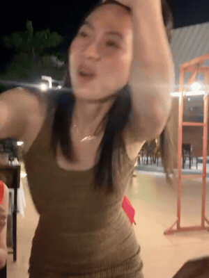 Lộ clip Phương Anh Đ&agrave;o tận tay đ&uacute;t đồ ăn, th&acirc;n thiết với bạn trai Hương Giang- Ảnh 1.