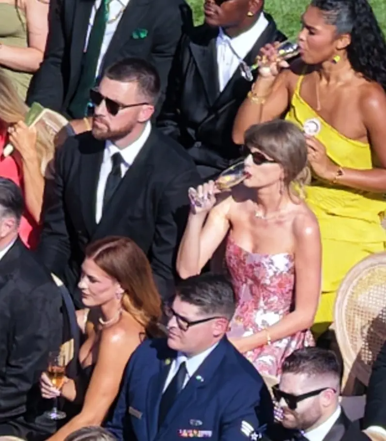 Taylor Swift và ông xã cầu thủ lần đầu lộ diện sau "đám cưới thế kỷ"!- Ảnh 7.