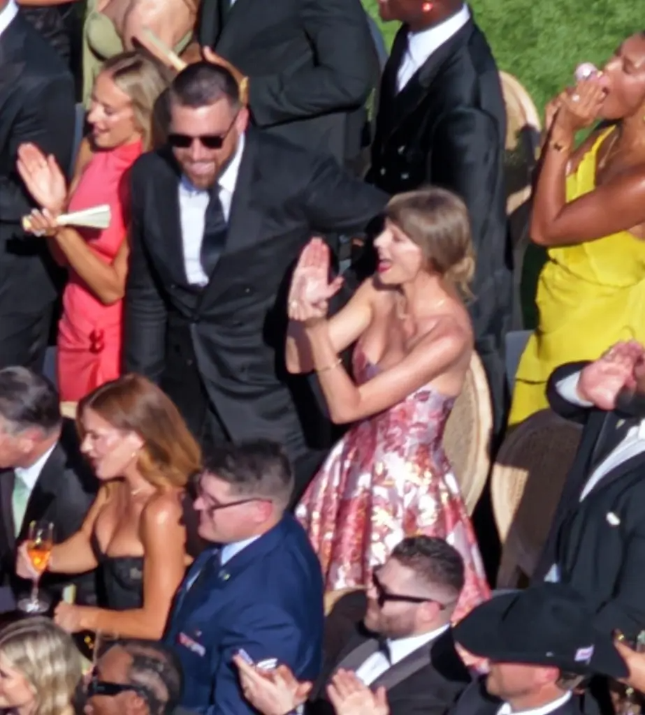 Taylor Swift và ông xã cầu thủ lần đầu lộ diện sau "đám cưới thế kỷ"!- Ảnh 6.