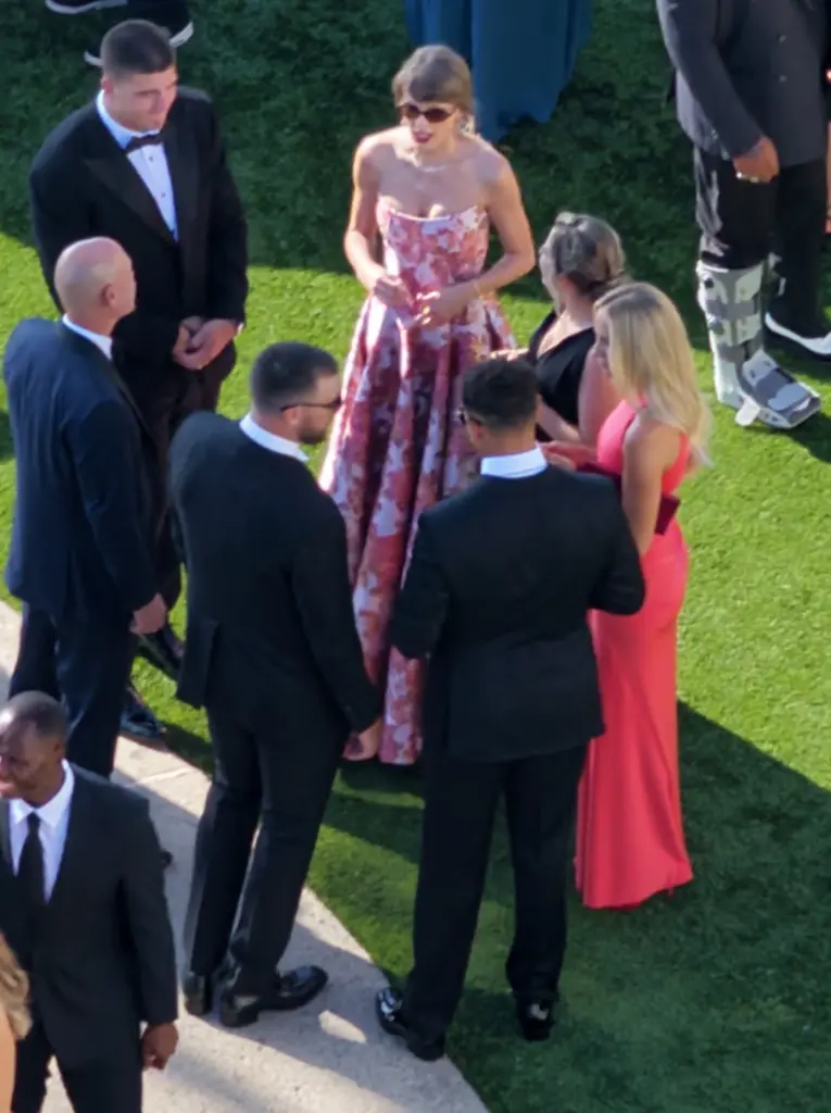 Taylor Swift và ông xã cầu thủ lần đầu lộ diện sau "đám cưới thế kỷ"!- Ảnh 5.