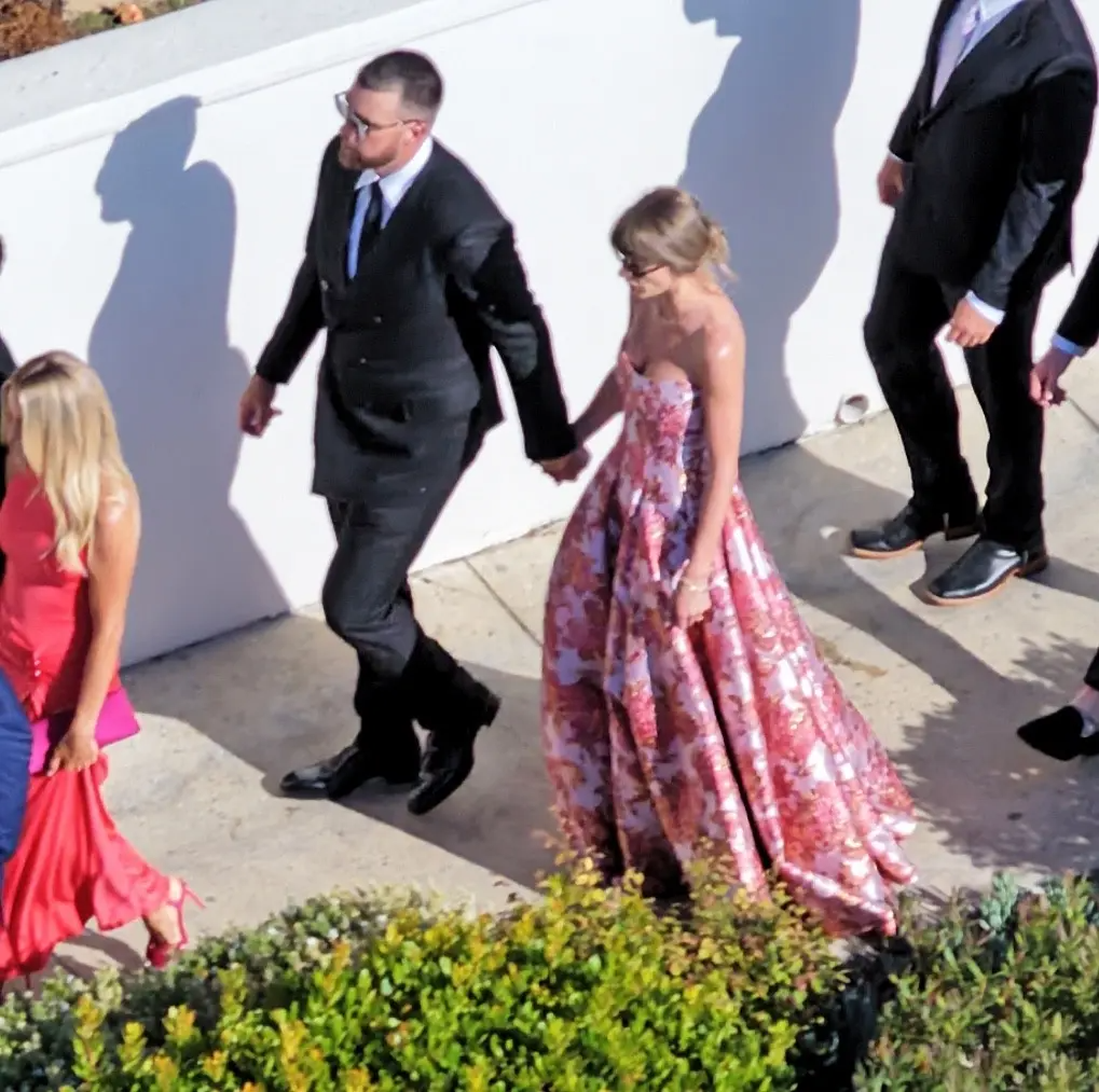 Taylor Swift và ông xã cầu thủ lần đầu lộ diện sau "đám cưới thế kỷ"!- Ảnh 1.
