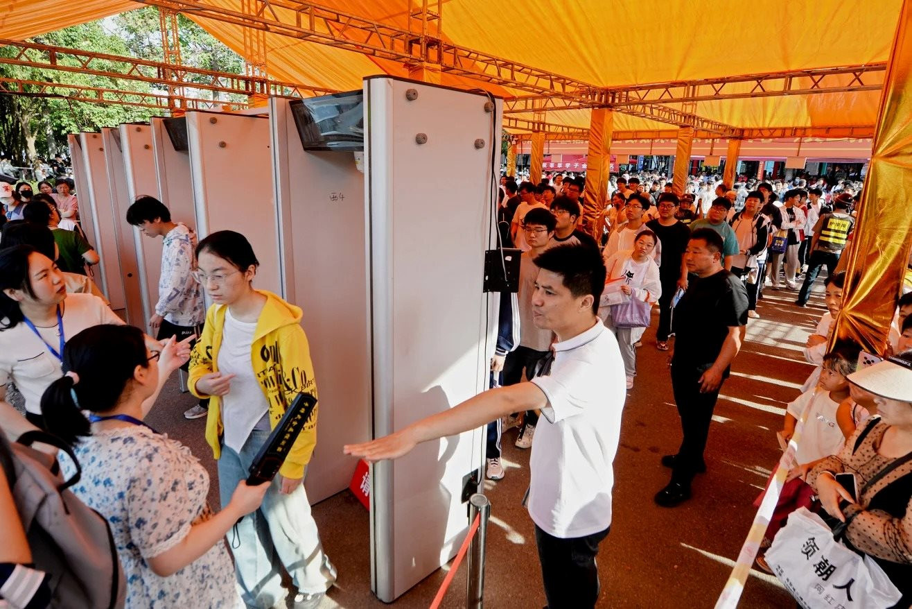 Kh&ocirc;ng c&oacute; chuyện thi lại nếu gian lận: Trung Quốc xử l&yacute; cực nghi&ecirc;m mọi vi phạm trong kỳ thi quan trọng nhất- Ảnh 3.