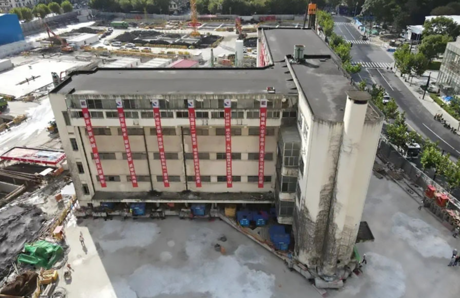 Không phá dỡ, Trung Quốc gắn 198 “chân” dưới ngôi trường 7.600 tấn, khiến cả tòa nhà tự “đi bộ” 62 mét- Ảnh 1.