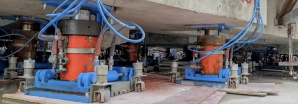 Không phá dỡ, Trung Quốc gắn 198 “chân” dưới ngôi trường 7.600 tấn, khiến cả tòa nhà tự “đi bộ” 62 mét- Ảnh 2.