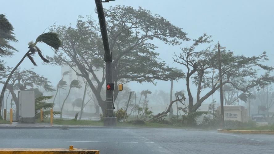 Ảnh hiếm si&ecirc;u b&atilde;o Ba V&igrave; từ vũ trụ: Mắt b&atilde;o khổng lồ hiện r&otilde; như "nuốt chửng" đại dương, NASA phải ch&uacute; &yacute; - Ảnh 7.