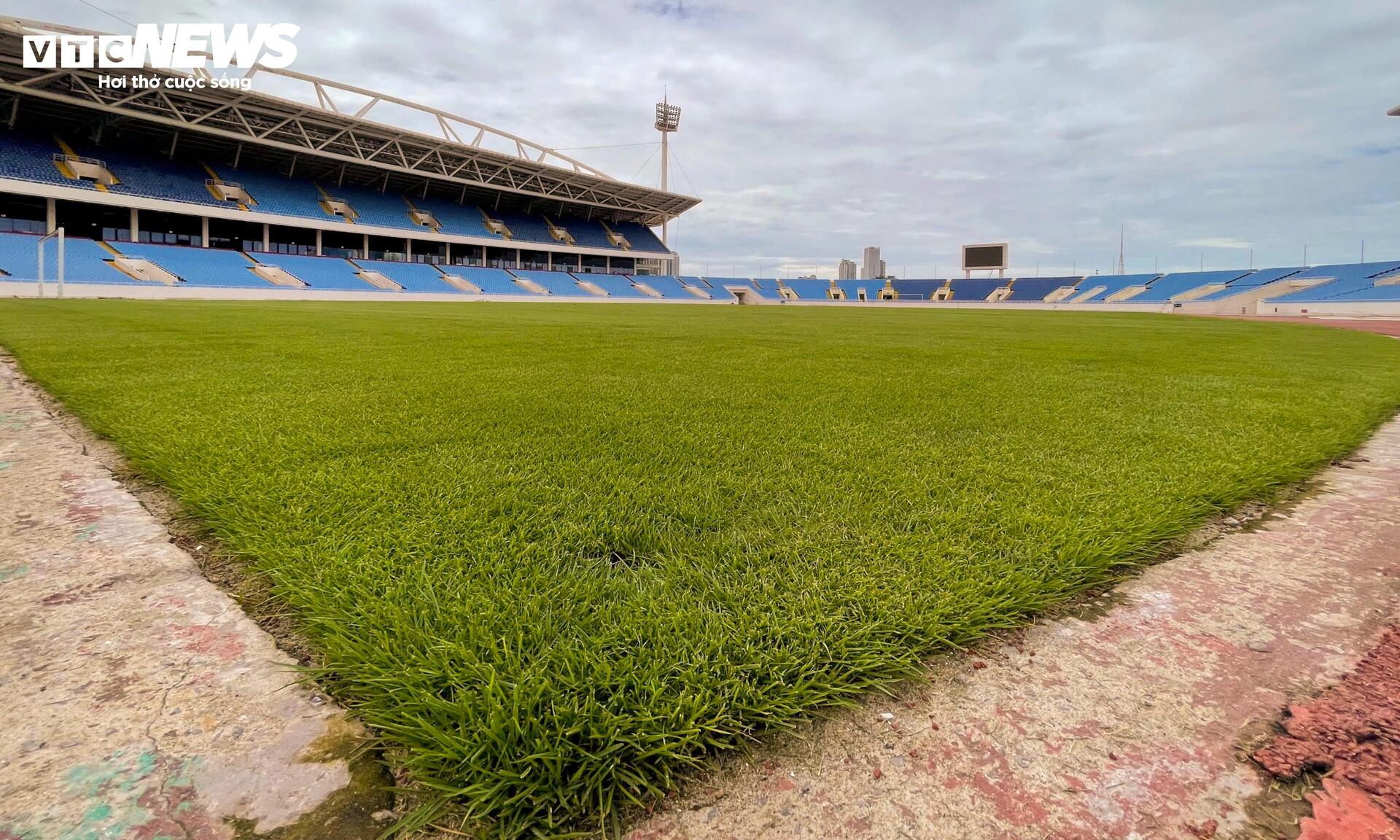 Diện mạo mới của s&acirc;n Mỹ Đ&igrave;nh sau hơn 2 th&aacute;ng cải tạo mặt cỏ giống Old Trafford- Ảnh 5.