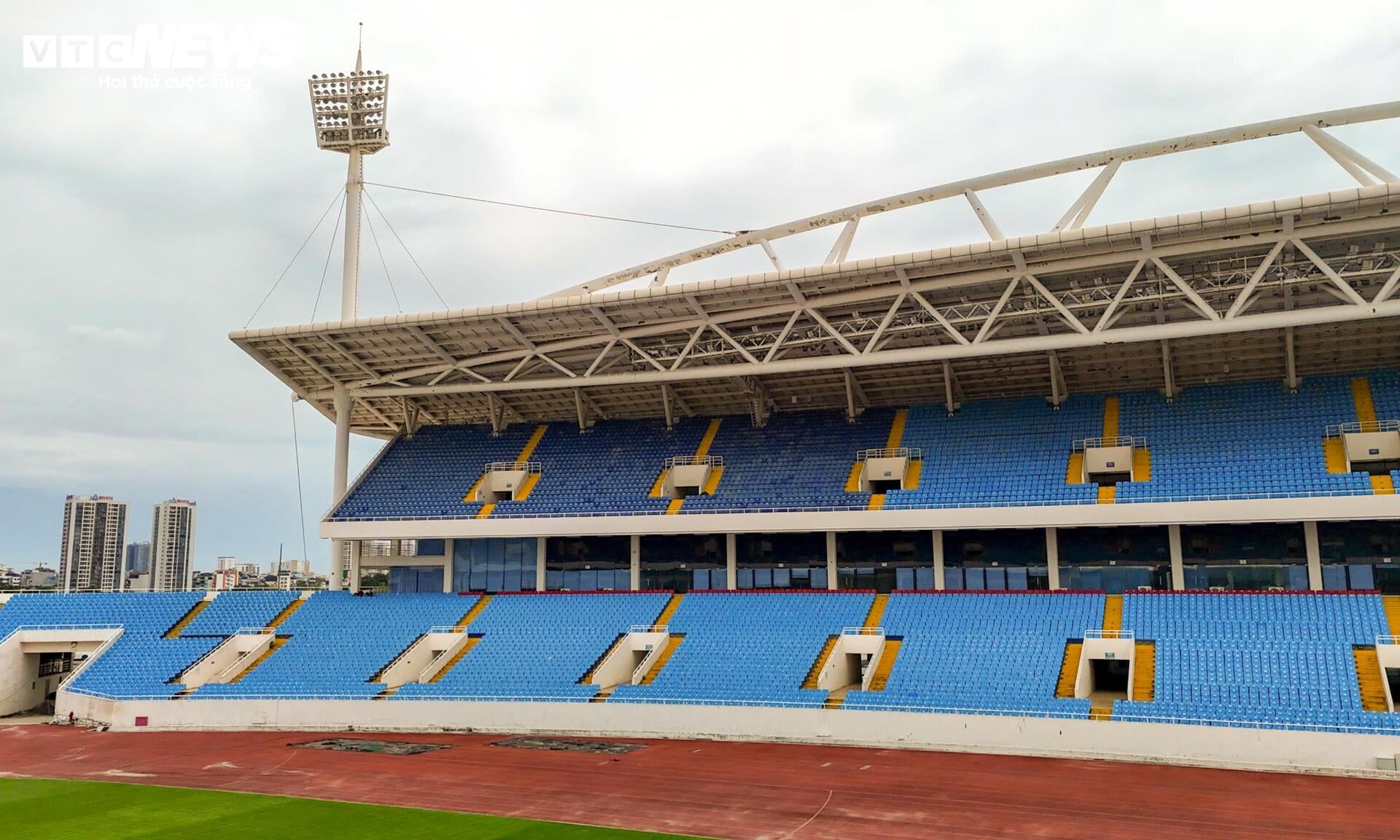Diện mạo mới của s&acirc;n Mỹ Đ&igrave;nh sau hơn 2 th&aacute;ng cải tạo mặt cỏ giống Old Trafford- Ảnh 9.