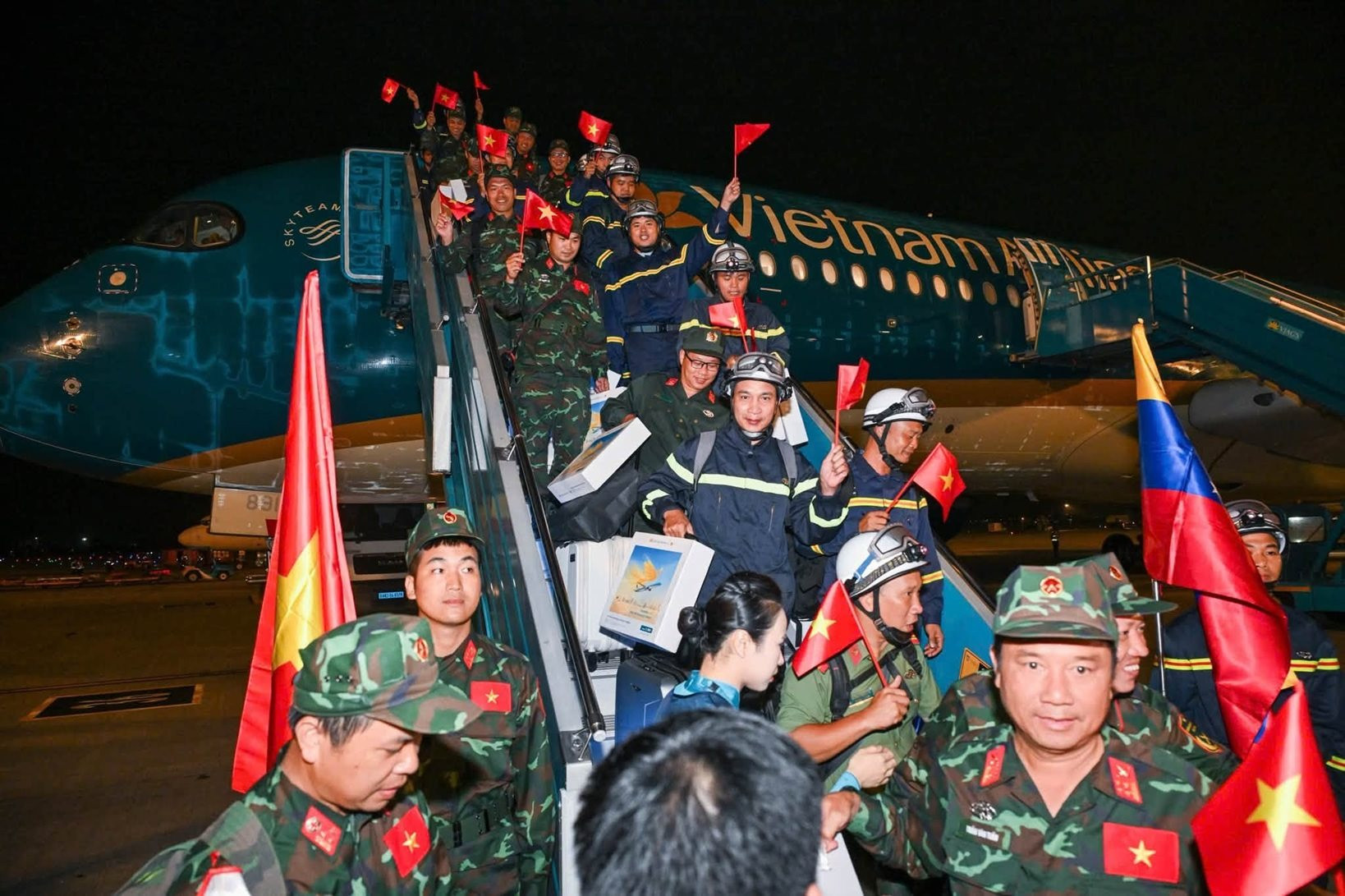 23h25 đ&ecirc;m 10/7, s&acirc;n bay Nội B&agrave;i đ&oacute;n 1 chuyến bay c&oacute; 124 h&agrave;nh kh&aacute;ch đặc biệt- Ảnh 1.