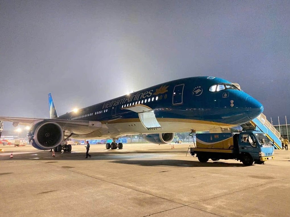 23h25 đ&ecirc;m 10/7, s&acirc;n bay Nội B&agrave;i đ&oacute;n 1 chuyến bay c&oacute; 124 h&agrave;nh kh&aacute;ch đặc biệt- Ảnh 2.