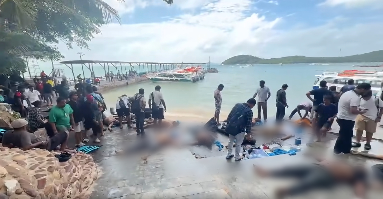 Hiện trường vụ lật ca n&ocirc; chở hơn 30 kh&aacute;ch du lịch ở Ph&uacute; Quốc, nhiều người thương vong - Ảnh 2.
