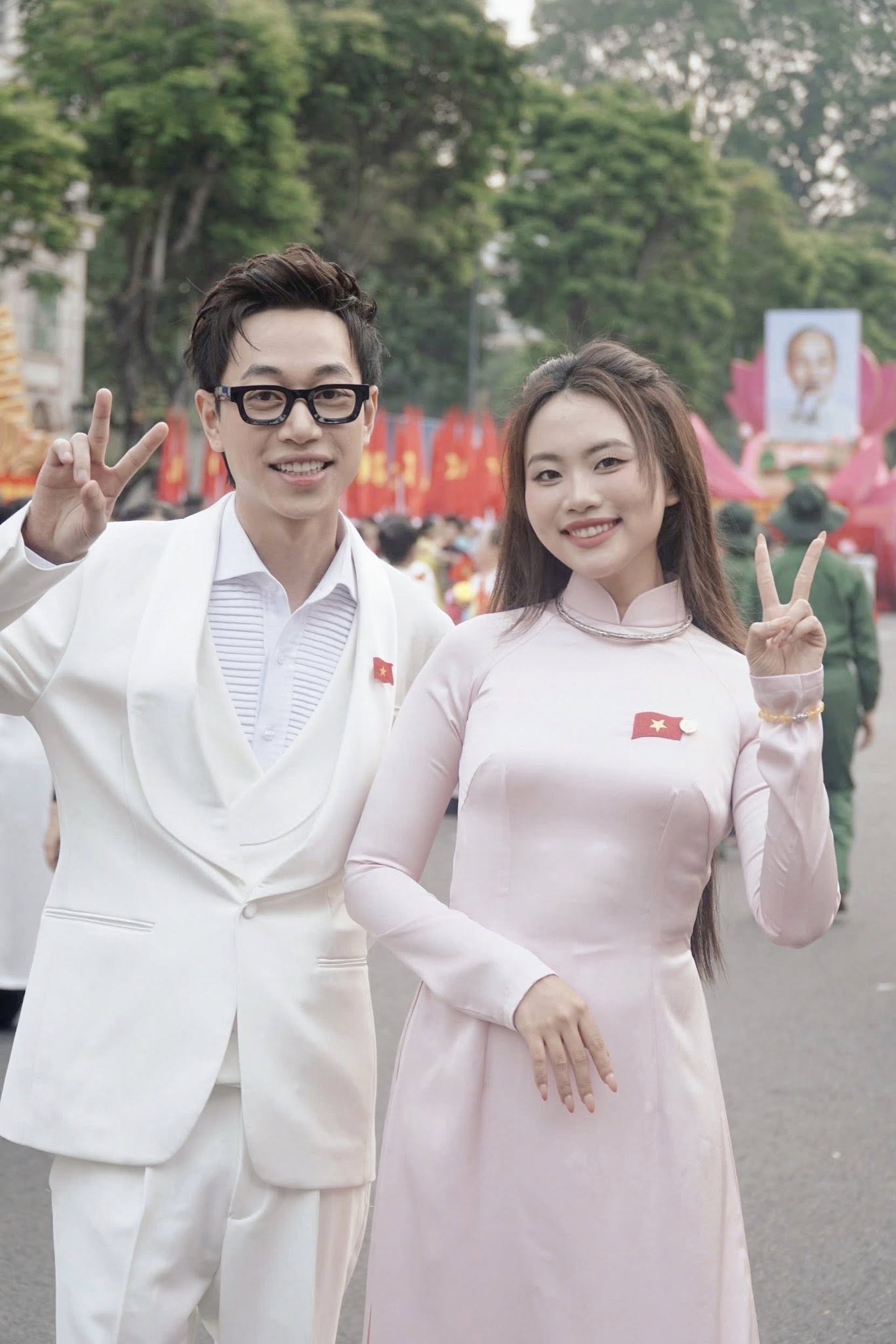 Ca sĩ Việt được tuy&ecirc;n dương Thanh ni&ecirc;n Ti&ecirc;n tiến: L&agrave;m show miễn ph&iacute; cho cả ngh&igrave;n người, 2 lần diễn Đại lễ A50 - A80- Ảnh 8.