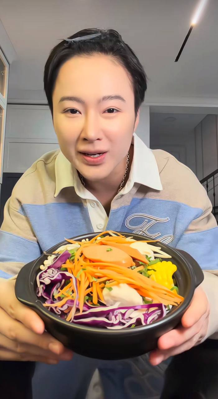 T&ocirc; m&igrave; cay 35.000 của Angela Phương Trinh g&acirc;y sốt v&igrave; đồ ăn ngập mặt, kh&aacute;ch ăn xong chốt c&acirc;u " b&aacute;n v&igrave; đam m&ecirc;" - Ảnh 2.