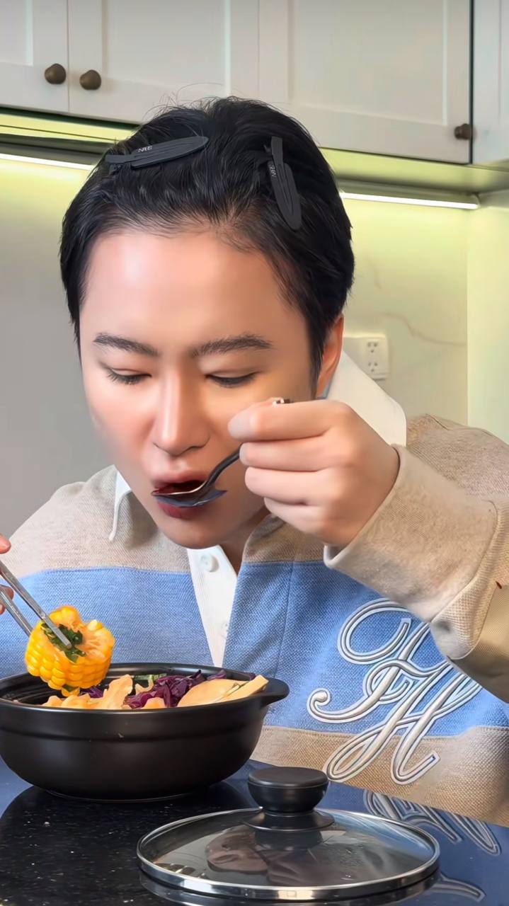 T&ocirc; m&igrave; cay 35.000 của Angela Phương Trinh g&acirc;y sốt v&igrave; đồ ăn ngập mặt, kh&aacute;ch ăn xong chốt c&acirc;u " b&aacute;n v&igrave; đam m&ecirc;" - Ảnh 10.
