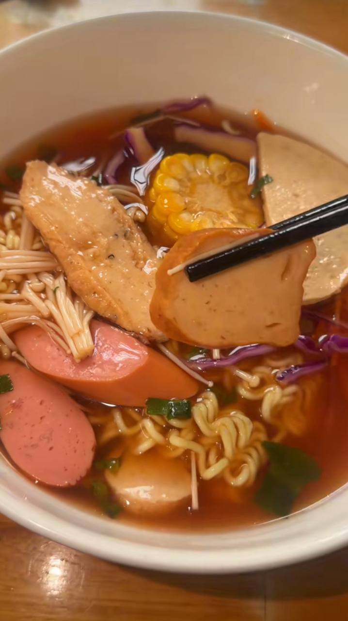 T&ocirc; m&igrave; cay 35.000 của Angela Phương Trinh g&acirc;y sốt v&igrave; đồ ăn ngập mặt, kh&aacute;ch ăn xong chốt c&acirc;u " b&aacute;n v&igrave; đam m&ecirc;" - Ảnh 13.