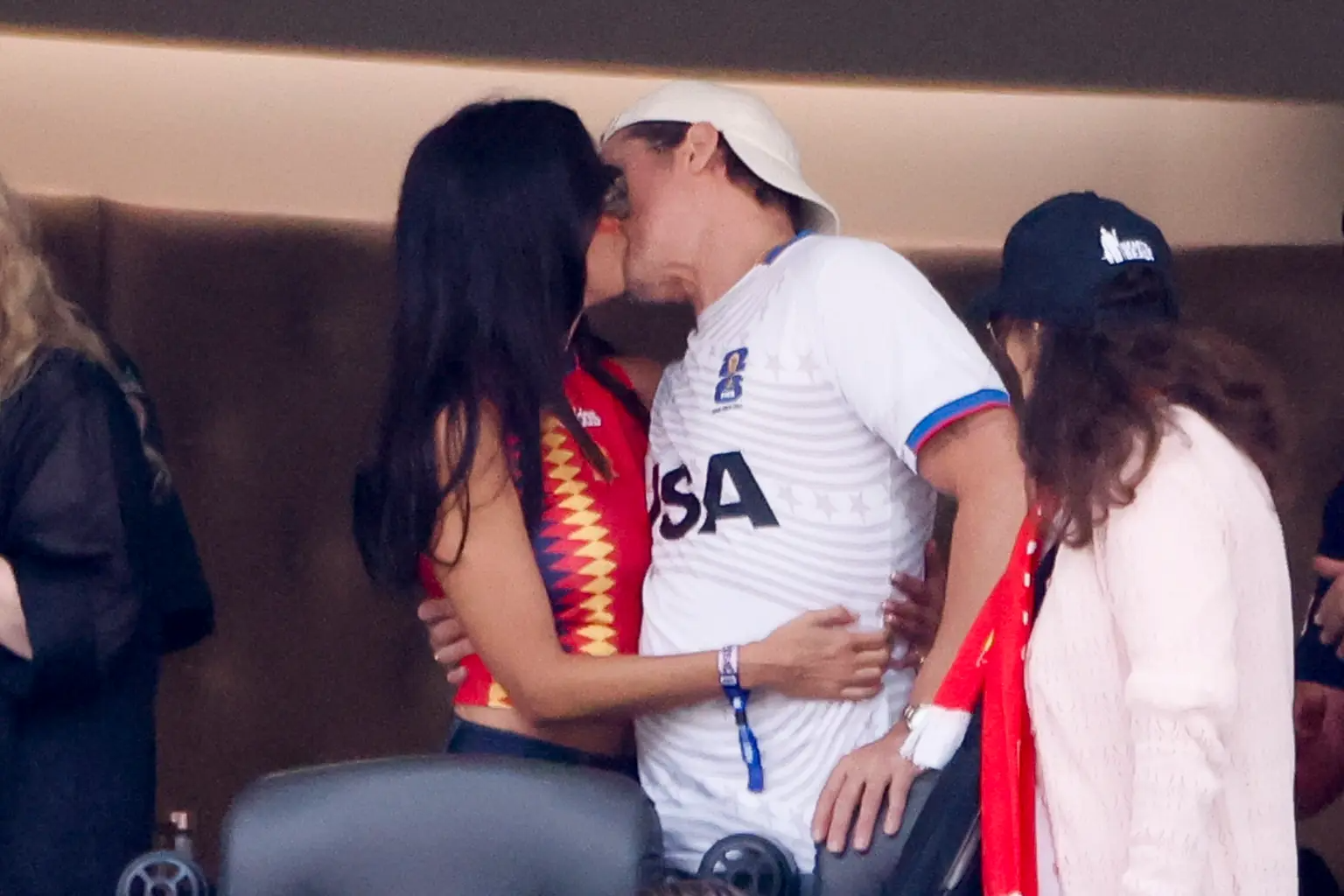 Mặc trận đấu World Cup căng thẳng, Brad Pitt v&agrave; bạn g&aacute;i k&eacute;m 29 tuổi tr&ecirc;n kh&aacute;n đ&agrave;i c&ograve;n "n&oacute;ng" hơn- Ảnh 1.