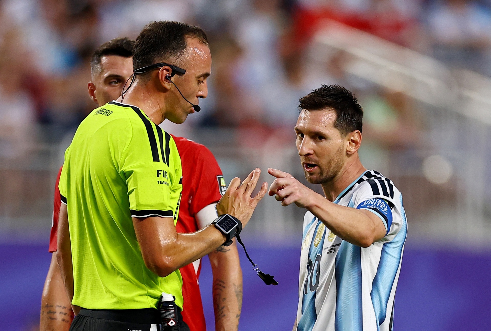 Messi nổi nóng, "bật" thẳng mặt trọng tài Bồ Đào Nha: "Đừng thiếu tôn trọng tôi!"- Ảnh 1.