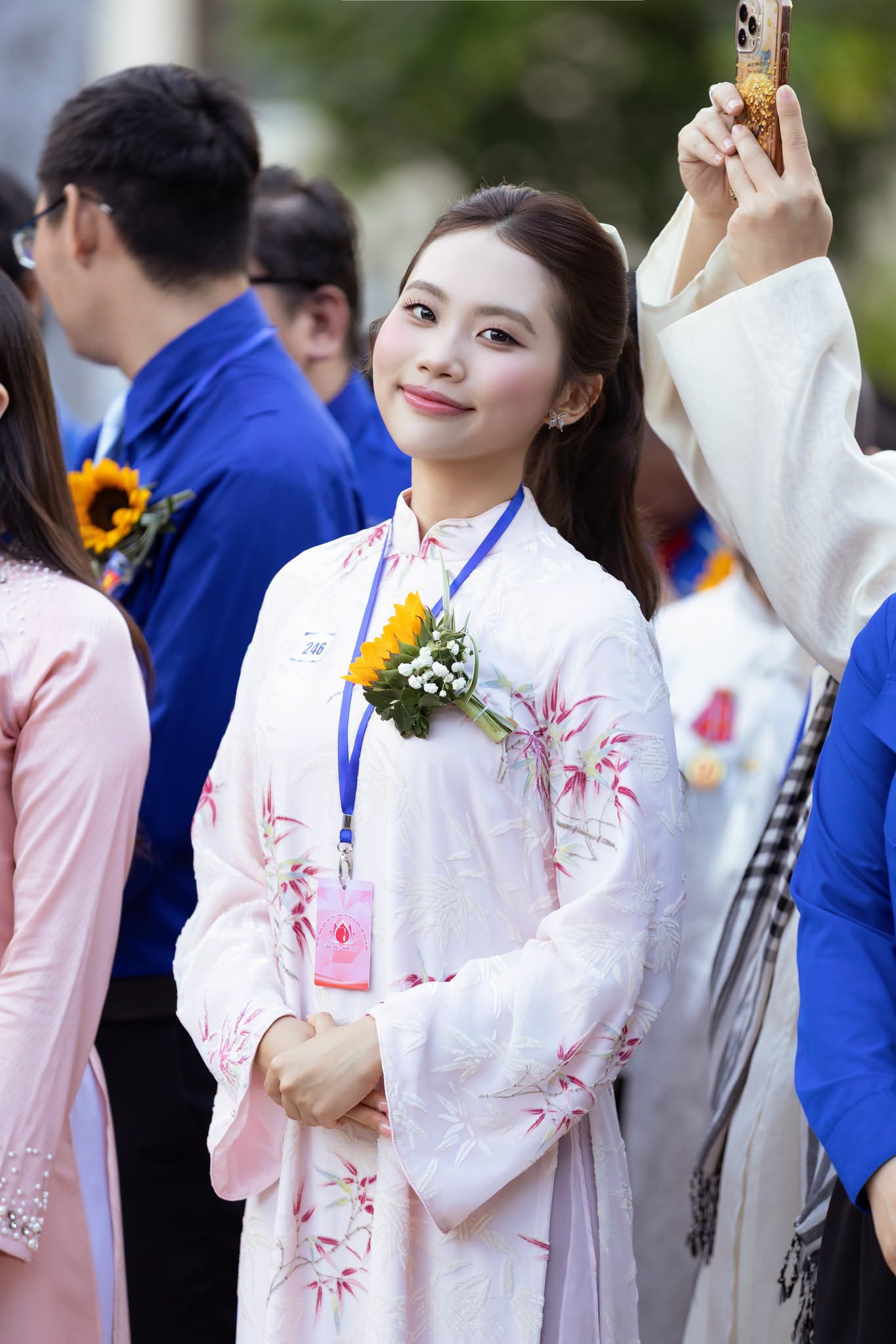 Ca sĩ Việt được tuy&ecirc;n dương Thanh ni&ecirc;n Ti&ecirc;n tiến: L&agrave;m show miễn ph&iacute; cho cả ngh&igrave;n người, 2 lần diễn Đại lễ A50 - A80- Ảnh 1.