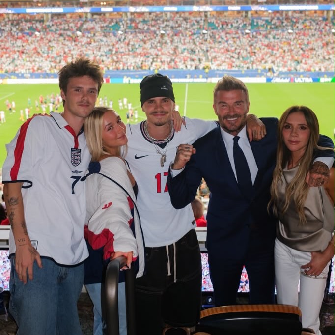 Cả gia đ&igrave;nh Beckham qu&acirc;y quần gắn kết tr&ecirc;n kh&aacute;n đ&agrave;i World Cup, cậu cả nổi loạn Brooklyn chỉ c&oacute; thể theo d&otilde;i online- Ảnh 1.