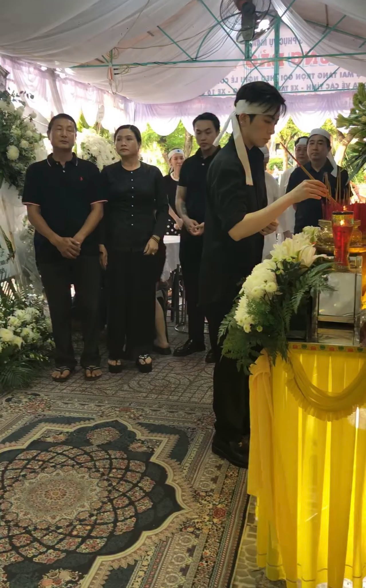 Gil L&ecirc; t&uacute;c trực trong tang lễ &ocirc;ng ngoại, Xo&agrave;i Non v&agrave; gia đ&igrave;nh đến viếng- Ảnh 2.