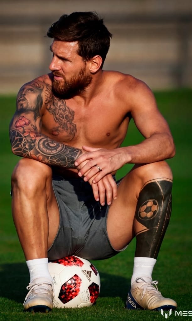 Loạt h&igrave;nh xăm của Messi: Mỗi n&eacute;t mực mỗi chương cuộc đời, một l&aacute; b&agrave;i may mắn yểm tr&ecirc;n ống đồng- Ảnh 7.