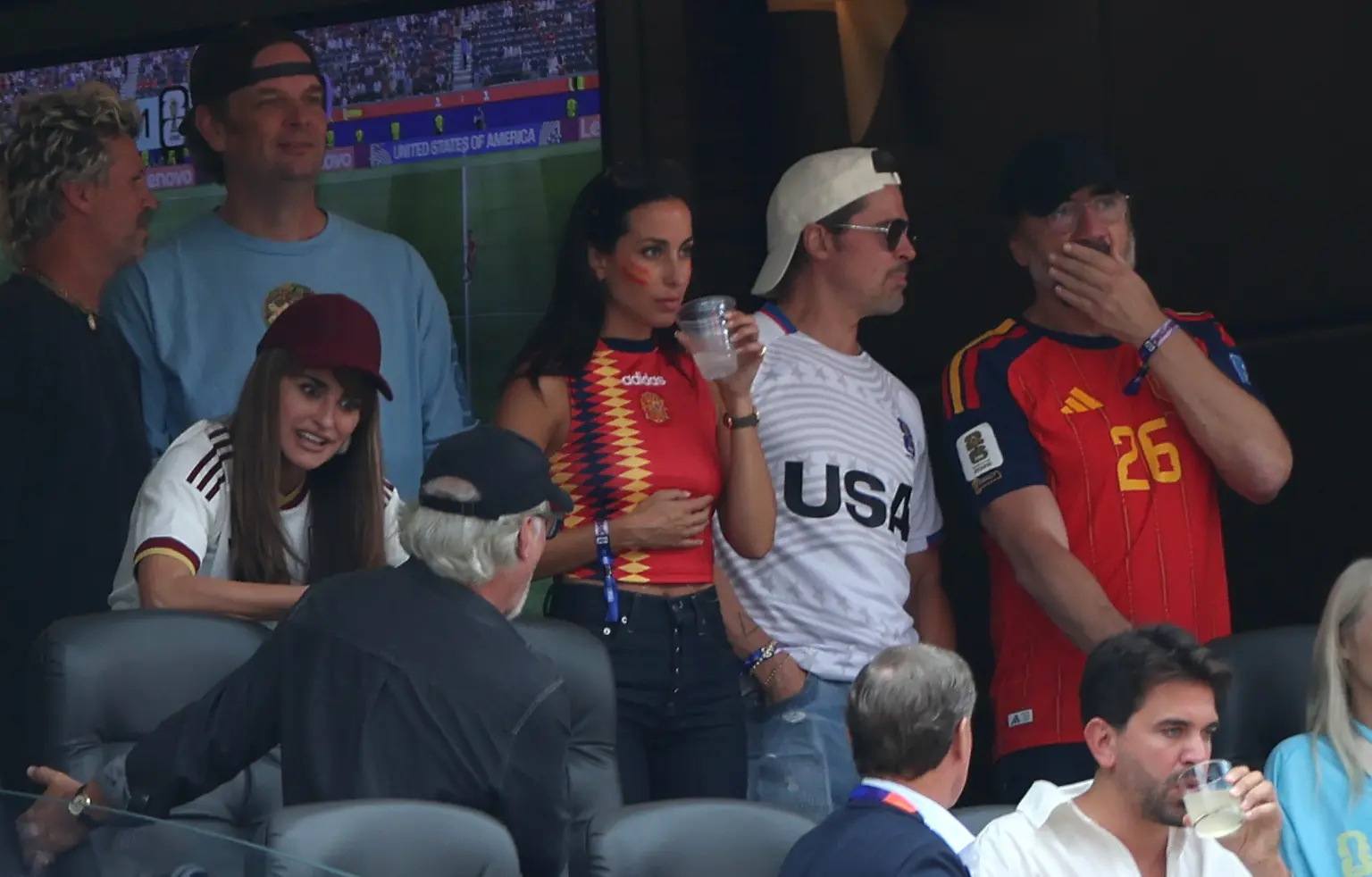 Mặc trận đấu World Cup căng thẳng, Brad Pitt v&agrave; bạn g&aacute;i k&eacute;m 29 tuổi tr&ecirc;n kh&aacute;n đ&agrave;i c&ograve;n "n&oacute;ng" hơn- Ảnh 2.