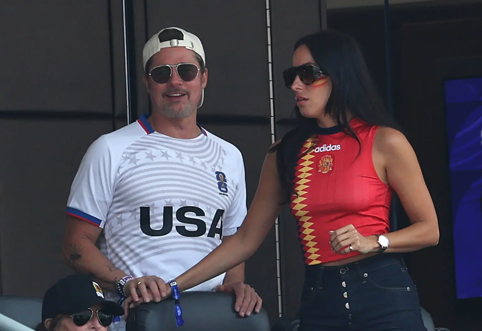 Mặc trận đấu World Cup căng thẳng, Brad Pitt v&agrave; bạn g&aacute;i k&eacute;m 29 tuổi tr&ecirc;n kh&aacute;n đ&agrave;i c&ograve;n "n&oacute;ng" hơn- Ảnh 3.